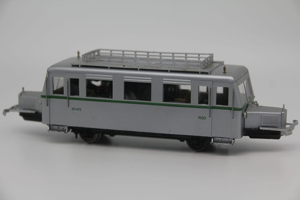9033